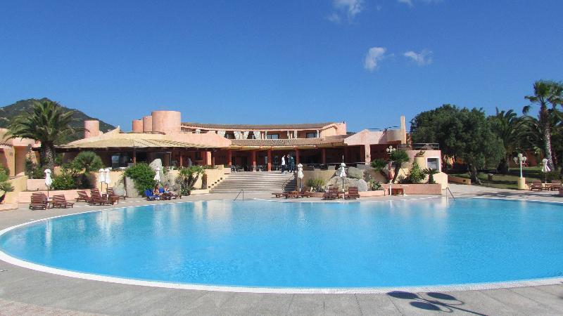Sant'Elmo Beach Hotel Castiadas Exteriör bild
